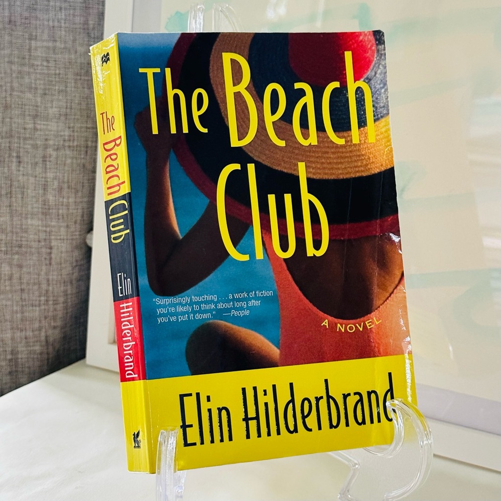 SIGNED The Beach Club Elin Hilderbrand Paperback Book